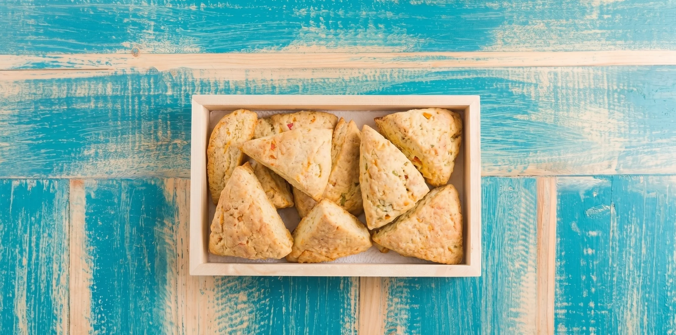 Scones de queso artesanales presentados en bandeja
